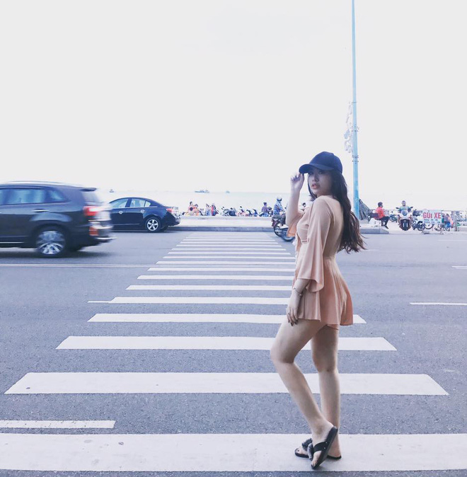Động lực đi học mỗi ngày: Cô giáo biết 3 ngoại ngữ, chơi 4 nhạc cụ, gợi cảm hết nấc! Động lực đi học mỗi ngày: Cô giáo biết 3 ngoại ngữ, chơi 4 nhạc cụ, gợi cảm hết nấc!
